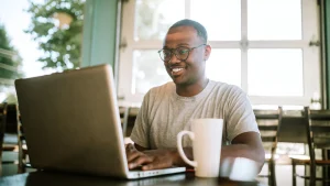 Vagas remotas para iniciantes: áreas com mais oportunidades